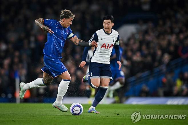 엔소 페르난데스와 손흥민 [AFP=연합뉴스]