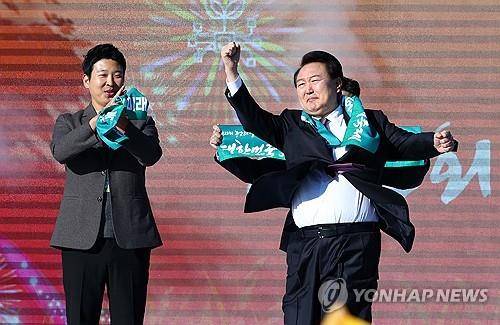 어퍼컷 세리머니 하는 윤석열 대통령 수원=연합뉴스) 임헌정 기자 = 윤석열 대통령이 10일 오후 경기 수원 팔달구 서호 잔디광장에서 열린 제28회 농업인의 날 기념식에서 어퍼컷 세리머니를 하고 있다. 2023.11.10 [대통령실통신사진기자단]