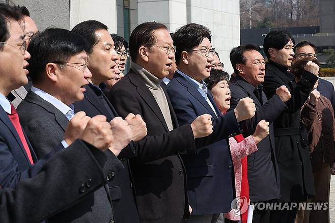 국민의힘, 대검찰청 앞 비상의원총회 (서울=연합뉴스) 박동주 기자 = 국민의힘 권영세 비상대책위원장과 권성동 원내대표 등 의원들이 8일 서울 대검찰청 앞에서 비상의원총회를 열고 윤석열 대통령의 석방을 촉구하고 있다. 2025.3.8 pdj6635@yna.co.kr