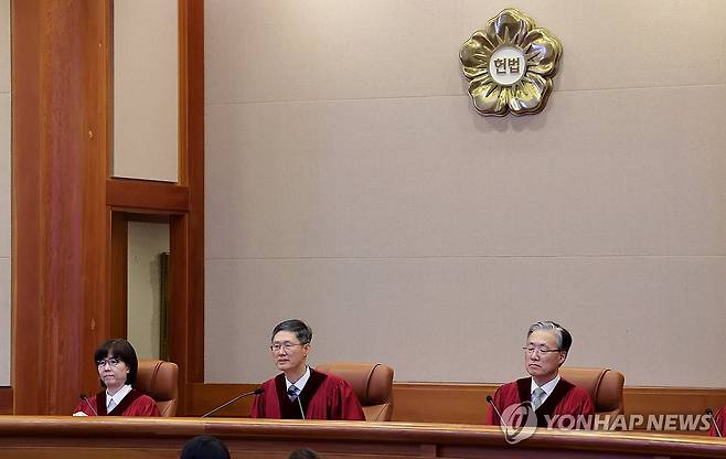 윤 대통령 탄핵심판 선고 (서울=연합뉴스) 문형배 헌법재판소장 권한대행 등 재판관들이 4일 서울 종로구 헌법재판소 대심판정에서 열린 윤석열 대통령 탄핵심판 선고에 입장해 있다. 2025.4.4 [사진공동취재단] photo@yna.co.kr
