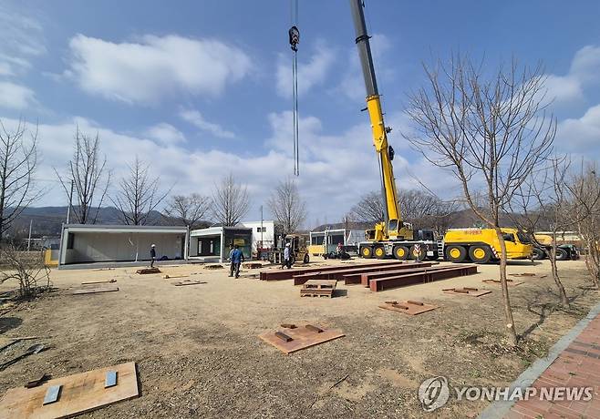 '모듈러주택' 기초공사 한창 (안동=연합뉴스) 박세진 기자 = 31일 경북 안동시 일직면 권정생어린이문학관 앞에 산불 이재민 긴급주거시설로 모듈러주택을 설치하기 위한 기초 바닥 공사가 진행되고 있다. 2025.3.31 psjpsj@yna.co.kr