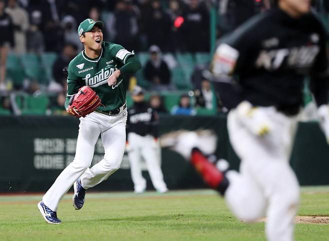 수비하는 SSG 랜더스 선발 김광현 [SSG 랜더스 제공. 재배포 및 DB 금지]