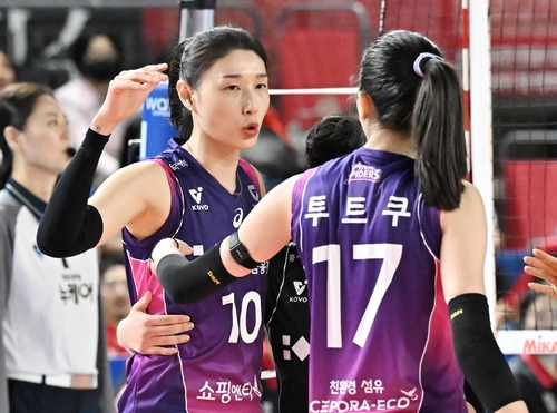 득점 후 기뻐하는 흥국생명의 김연경(중앙) [한국배구연맹 제공. 재판매 및 DB 금지]
