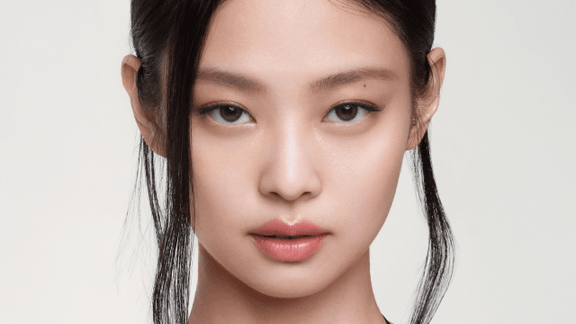 블랙핑크 제니는 중안부가 좁고 귀 모양이 또렷한 것으로 유명하다 ｜출처: 헤라 인스타그램