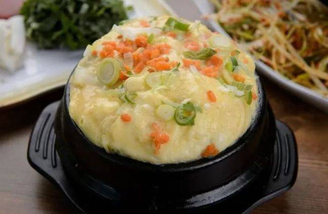 당근,  파 등을 넣어 달걀찜을 만들어보자. 짜지 않게 하면 영양소가 어우러진 건강식이 될 수 있다. [사진=게티이미지뱅크]