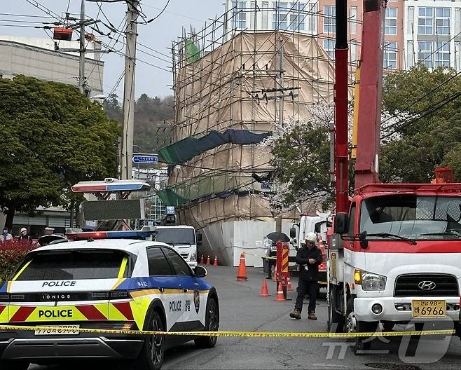 5일 전남 여수에서 해체 건물이 기울어지는 사고가 발생, 여수시 등이 출입을 통제하고 있다.(독자 제공. 재판매 및 DB금지) 2025.4.5/뉴스1
