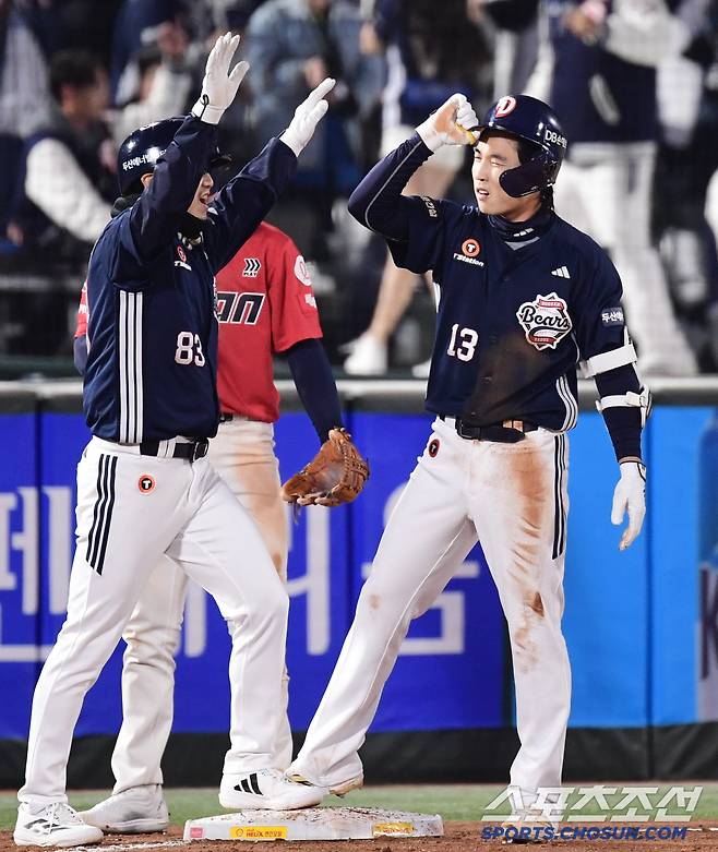 4일 부산 사직야구장에서 열리는 KBO리그 롯데와 두산의 경기. 7회 1사 1, 2루. 2타점 3루타를 날린 이유찬. 부산=송정헌 기자songs@sportschosun.com/2025.04.04/