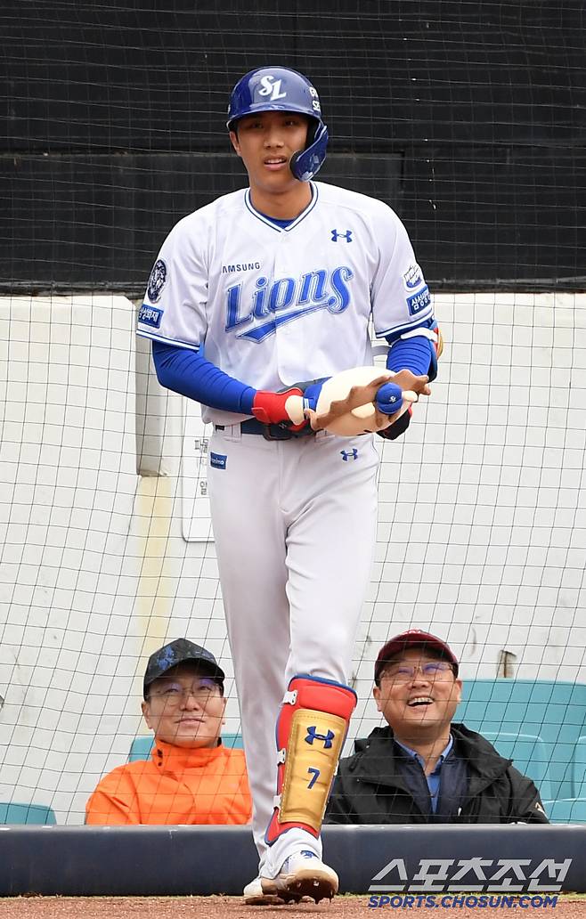 5일 대구 삼성라이온즈파크에서 열린 삼성 라이온즈와 한화 이글스의 경기. 1회말 선두타자 삼성 이재현이 솔로포를 날린 뒤 환호하고 있다. 대구=박재만 기자 pjm@sportschosun.com/2025.04.05/