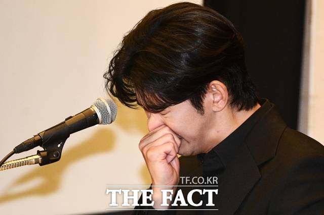 배우 김수현이 지난달 31일 오후 서울 마포구 상암 스탠포드호텔에서 故 김새론과 미성년자 시절 교제 의혹과 관련해 기자회견을 열고 입장을 밝히며 눈물을 흘리고 있다. /서예원 기자