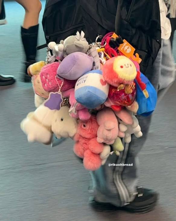 키링이 주렁주렁 달린 NCT 사쿠야의 가방. /인스타그램