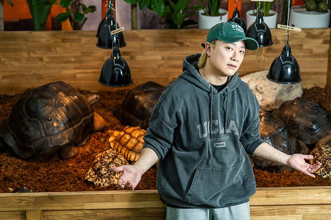 경기도 고양에 직접 조성한 파충류 사육·교육 공간 ‘랩 아카데미’에서 만난 래퍼 아웃사이더. 뒤쪽에 알다브라코끼리거북들이 보인다. “200년 넘게 사니까 손주까지 3대를 이어 키울 수 있다”고 말했다. /임화승 영상미디어 기자