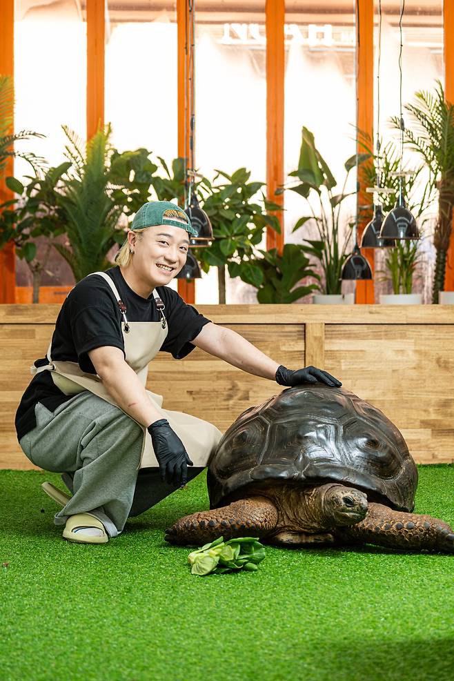 래퍼 아웃사이더가 25년째 키우고 있는 마흔 살 ‘알다’를 쓰다듬고 있다. /임화승 영상미디어 기자