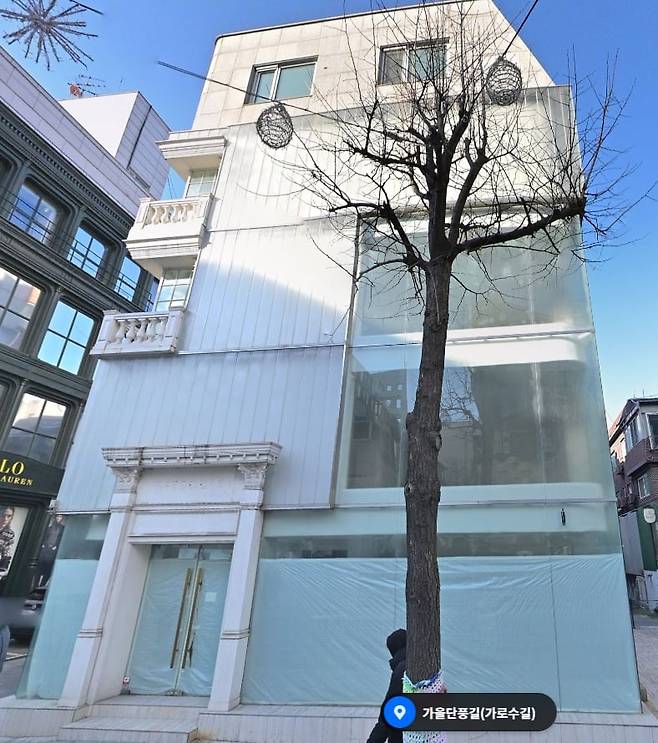 주식회사 더뮤가 방송인 강호동으로부터 매입한 서울 강남구 신사동 가로수길의 빌딩. /네이버 지도