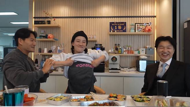 IMG_2713.jpeg 변호사 앞에서 사업 소개하다 갑자기 웃통까는 여성 CEO.mp4