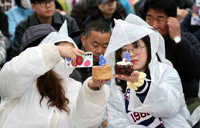 윤석열 즉각퇴진·사회대개혁 비상행동(비상행동)이 5일 오후 서울 경복궁 동십자각에서 연 ‘승리의날 범시민대행진’ 에서 참석자들이 자축하고 있다. 김경호 선임기자 jijae@hani.co.kr
