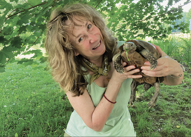 '거북의 시간' 저자인 사이 몽고메리가 다시 음식을 먹기 시작한 거북을 보며 기뻐하고 있다. 돌고래 제공