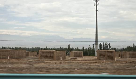 흙벽돌 건물은 건포도 건조장. [사진=윤영선]