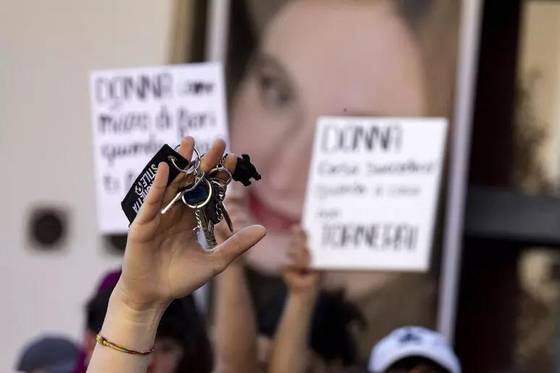 여성 폭력에 더이상 침묵하지 않겠다는 의미로 열쇠 흔드는 시민들 . 이탈리아 안사(ANSA) 통신 캡처