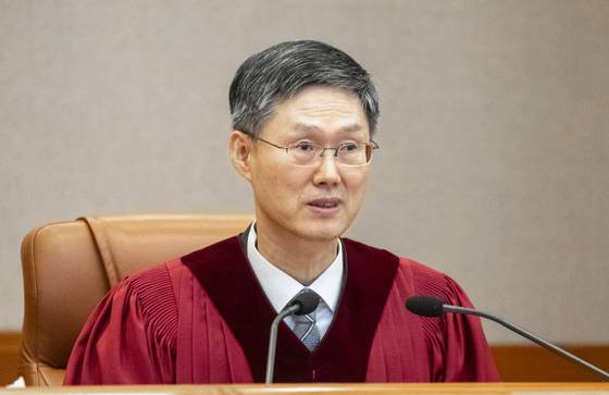 (서울=뉴스1) 사진공동취재단 = 4일 서울 종로구 헌법재판소 대심판정에서 열린 윤석열 대통령의 탄핵심판 선고에서 문형배 헌법재판소장 권한대행이 윤석열 대통령 탄핵심판 선고를 하고 있다. 이날 헌법재판소는 재판관 전원 일치 의견으로 윤 대통령 파면을 결정했다 2025.4.4/뉴스1