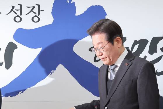 이재명 더불어민주당 대표가 4일 국회에서 헌법재판소의 탄핵 인용 결정에 대한 입장을 밝히기 위해 회의장으로 들어오고 있다. [연합뉴스]