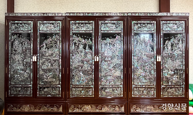 돈의문 박물관 마을 생활사 전시관에 진열된 자개장