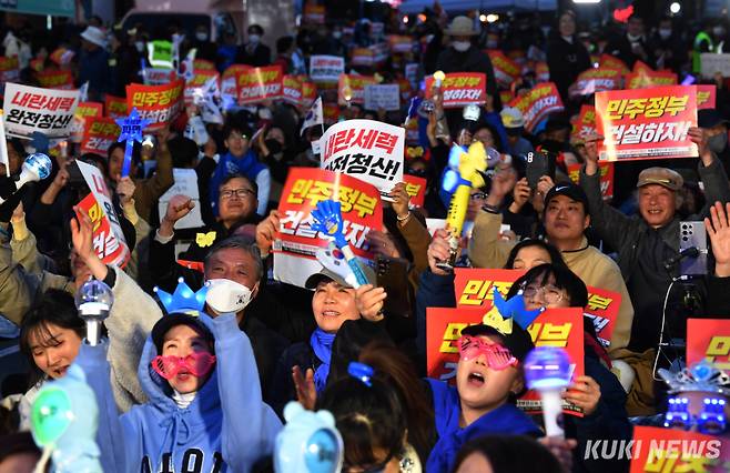 촛불승리전환행동(촛불행동)이 윤석열 대통령 파면이 결정된 4일 저녁 7시부터 숭례문에서 시청역 앞 대로에서 ‘파면 축하 콘서트’를 열고 있다. 곽경근 대기자