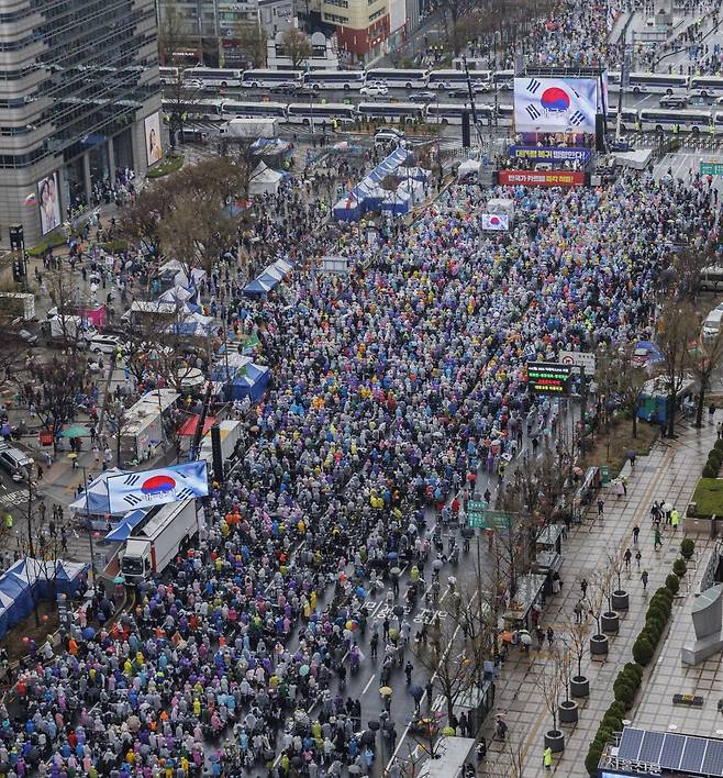 5일 대한민국바로세우기국민운동본부(대국본)와 자유통일당이 주최한 '4.5 광화문 혁명' 국민대회 참가자들이 구호를 외치고 있다. 연합뉴스