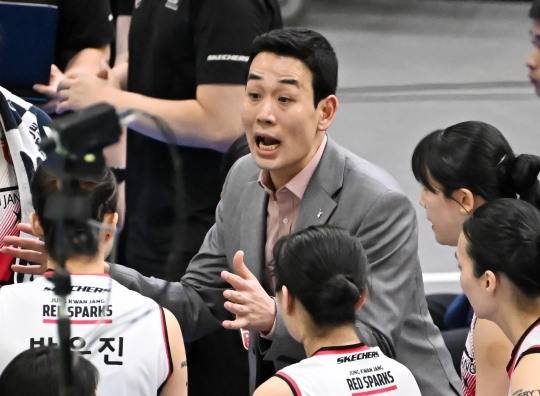 작전 지시하는 정관장의 고희진 감독. 사진[연합뉴스]