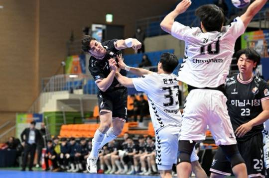 ハナム市役所SEOヒョン-HOはジャンプショットを撮影しています