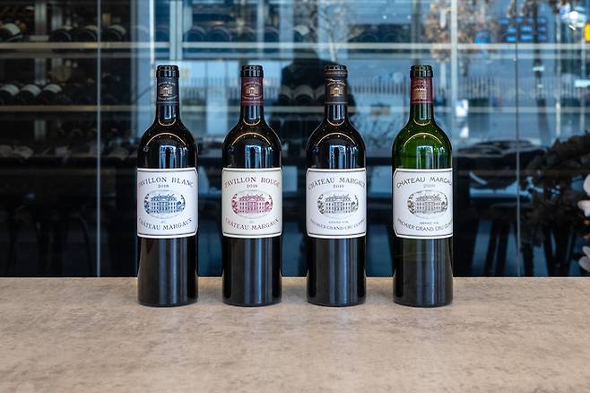 오를리앙 발랑스 샤또 마고 부사장이 직접 와이너리 셀러에서 공수해온 샤또 마고 2009 빈티지, 2019 빈티지, 파비용 블랑과 루즈 2018 빈티지. [사진=전형민 기자]