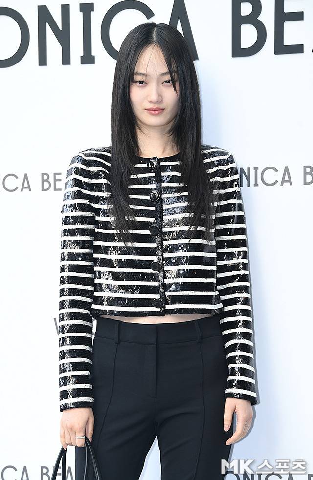 단정하게 스트레이트로 떨어지는 롱헤어는 깔끔한 인상을 더했다.사진=천정환 기자