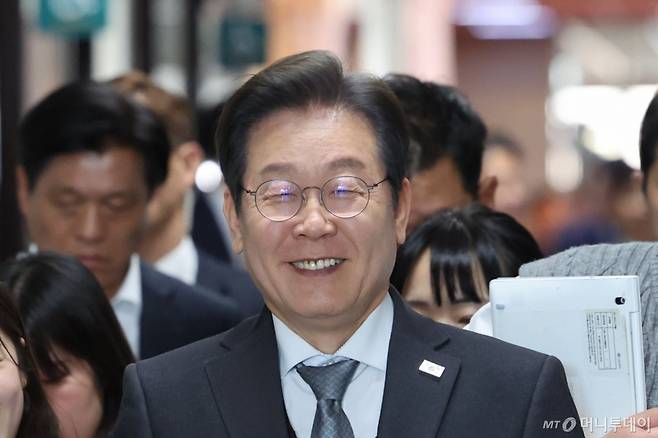 [서울=뉴시스]  이재명 더불어민주당 대표가 4일 서울 여의도 국회에서 열린 본회의를 바치고 집무실로 이동하며 활짝 웃고 있다. 2025.04.04.