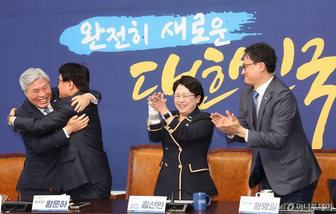 [서울=뉴시스]  김선민 조국혁신당 대표 권한대행을 비롯한 의원들이 4일 오전 서울 여의도 국회에서 헌법재판소의 윤석열 대통령 파면 선고를 보며 기뻐하고 있다. 2025.04.04.