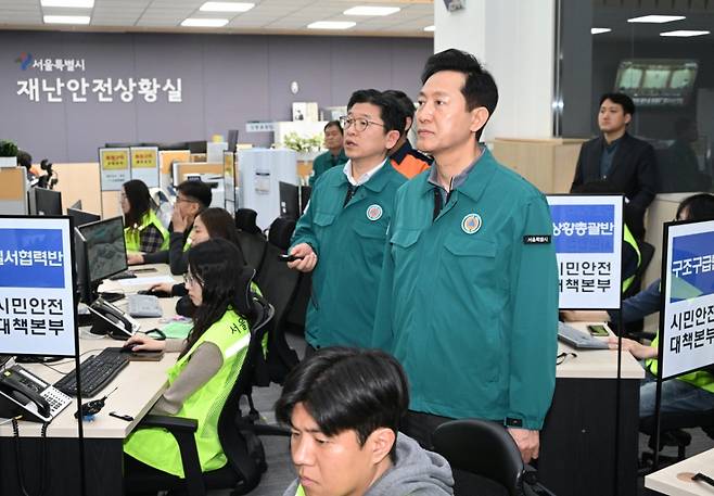 오세훈 서울시장이 4일 오후 서울시청 재난안전상황실에서 연결된 CCTV(폐쇄회로TV)를 통해 시내상황을 점검하고 있다./사진=서울시