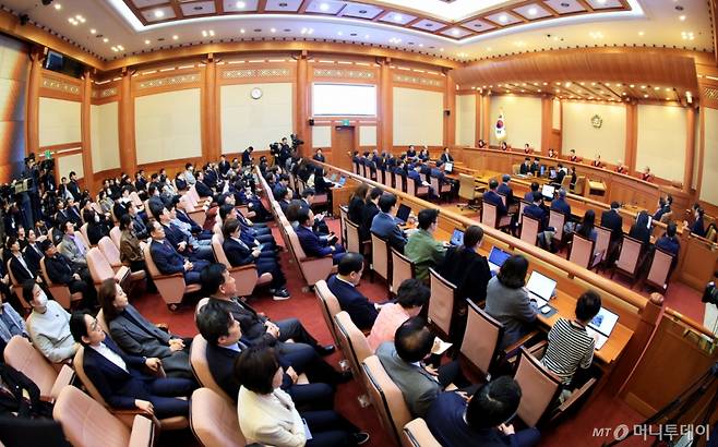 (서울=뉴스1) 사진공동취재단 = 4일 오전 서울 종로구 헌법재판소 대심판정에서 윤석열 대통령 탄핵심판 결정이 선고되고 있다.  2025.4.4/뉴스1  Copyright (C) 뉴스1. All rights reserved. 무단 전재 및 재배포,  AI학습 이용 금지. /사진=(서울=뉴스1) 사진공동취재단