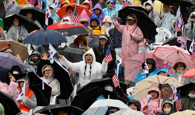 헌법재판소가 윤석열 대통령의 파면을 선고한 가운데 5일 서울 종로구 동화면세점 앞에서 윤석열 전 대통령 지지자들과 자유통일당 등 보수단체 회원들이 탄핵 무효를 촉구하며 구호를 외치고 있다. /사진=뉴시스.