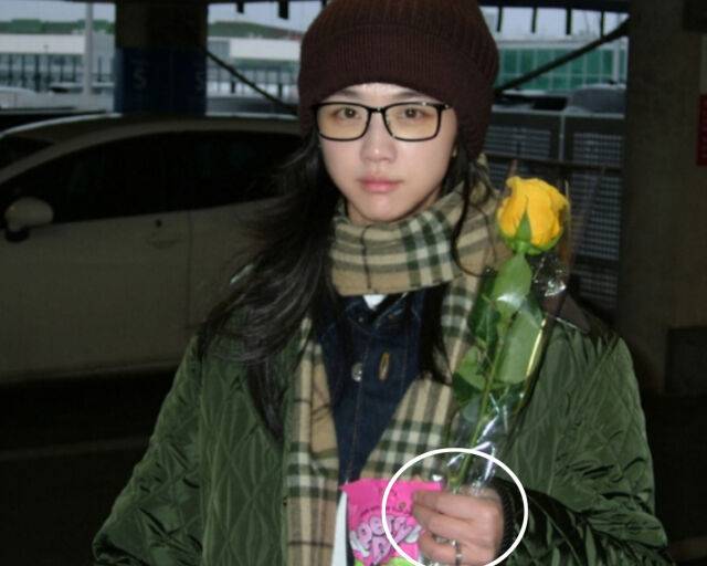 탕웨이가 평소에도 결혼반지를 끼고 다니며 여전한 부부사이를 보이고 있다. / 온라인 커뮤니티 캡처