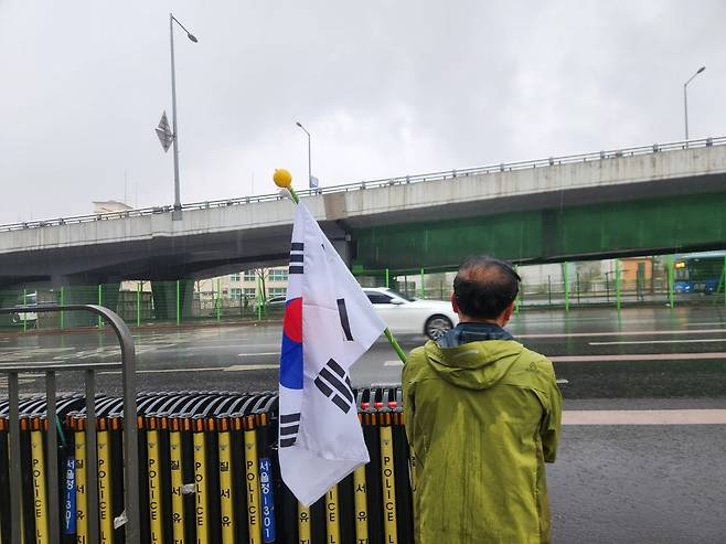 5일 오전 서울 용산구 한남동 대통령 관저 앞에 나온 유일한 지지자 김모 씨. 이영기 기자.