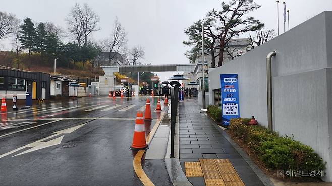 5일 오전 서울 용산구 대통령실 입구. 오가는 이 없이 한산한 모습이다. 안효정 기자.