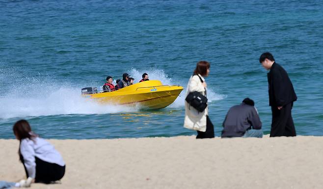 강원 강릉시 경포해변에서 관광객과 시민들이 보트를 타고 시원한 바다를 가르며 봄기운을 만끽하고 있다.[연합]