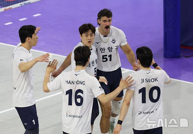 [인천=뉴시스] 김진아 기자 = 5일 인천 계양체육관에서 열린 2024-2025 V-리그 남자부 챔피언결정전 대한항공 점보스와 현대캐피탈 스카이워커스의 경기, 대한항공 러셀과 선수들이 득점에 성공한 뒤 기뻐하고 있다. 2025.04.05. bluesoda@newsis.com