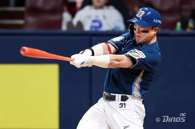 [서울=뉴시스] 프로야구NC 다이노스 손아섭이 4일 서울 고척스카이돔에서 열린 2025 신한 쏠뱅크 KBO리그 키움 히어로즈와의 경기에서 안타를 치고 있다. (사진=NC 다이노스 제공) 2025.04.04. *재판매 및 DB 금지