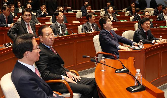 국민의힘 권영세 비상대책위원장과 권성동 원내대표 등 의원들이 헌재의 윤석열 대통령 탄핵 인용이 발표된 4일 서울 여의도 국회에서 열린 긴급 의원총회에 참석해 자리하고 있다. 연합뉴스