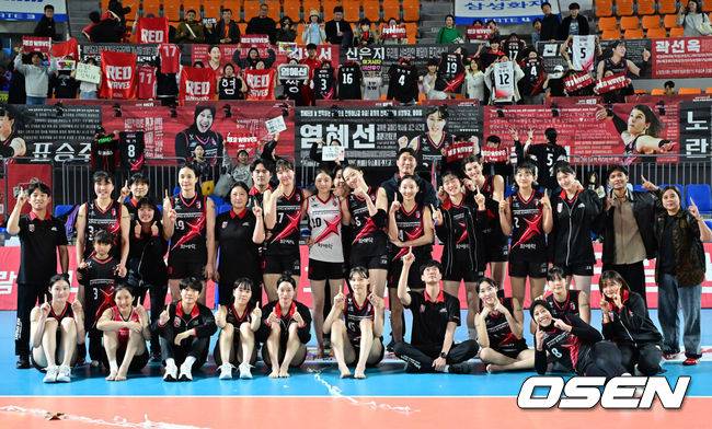 [OSEN=대전, 민경훈 기자] 4일 대전 충무체육관에서 프로배구 도드람 2024-2025 V리그 여자부 챔피언결정 3차전 정관장과 흥국생명 경기가 진행됐다. 이 경기에서 정관장은 세트 스코어 3-2(21-25, 34-36, 25-22, 25-17, 15-11)&nbsp;대역전승을 거뒀다.&nbsp;메가가 40점, 부키리치가 31점으로 도합 71점을 합작했다.&nbsp;경기를 마치고 정관장 선수들이 승리 포토타임을 갖고 있다. 2025.04.04 / rumi@osen.co.kr