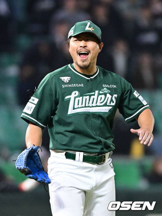 [OSEN=인천, 최규한 기자] 4일 오후 인천 SSG랜더스필드에서 ‘2025 신한 SOL Bank KBO리그’ SSG 랜더스와 KT 위즈의 경기가 열렸다.홈팀 SSG은 김광현, 방문팀 KT는 윌리엄 쿠에바스를 선발로 내세웠다.연장 11회초 KT 공격을 무실점으로 막아낸 SSG 한두솔이 더그아웃으로 향하며 기뻐하고 있다. 2025.04.04 / dreamer@osen.co.kr