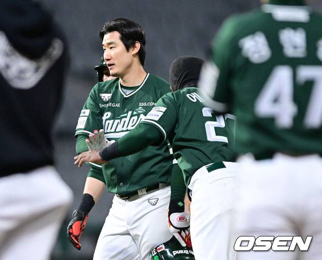 [OSEN=인천, 최규한 기자] SSG가 극적인 끝내기 승리로 주말 3연전을 출발했다.SSG 랜더스는 4일 인천SSG랜더스필드에서 펼쳐진 2025 신한 SOL뱅크 KBO리그 KT 위즈와의 시즌 첫 맞대결에서 연장 11회 접전 끝에&nbsp;오태곤의 끝내기 안타로 3-2 승리를 거뒀다.끝내기 안타를 날린 SSG 오태곤이 에레디아를 비롯한 동료들의 축하를 받고 있다. 2025.04.04 / dreamer@osen.co.kr