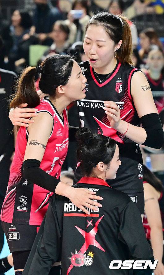 [OSEN=대전, 민경훈 기자] 4일 대전 충무체육관에서 프로배구 도드람 2024-2025 V리그 여자부 챔피언결정 3차전 정관장과 흥국생명 경기가 진행됐다. 이 경기에서 정관장은 세트 스코어 3-2(21-25, 34-36, 25-22, 25-17, 15-11)&nbsp;대역전승을 거뒀다.&nbsp;메가가 40점, 부키리치가 31점으로 도합 71점을 합작했다.&nbsp;경기를 마치고 정관장 박은진과 노란이 기뻐하고 있다. 2025.04.04 / rumi@osen.co.kr