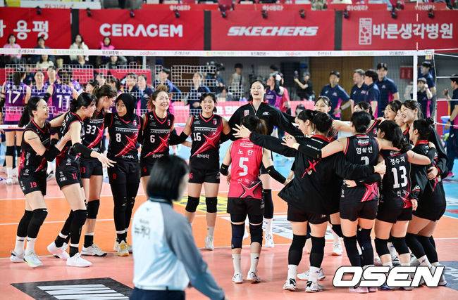 [OSEN=대전, 민경훈 기자] 4일 대전 충무체육관에서 프로배구 도드람 2024-2025 V리그 여자부 챔피언결정 3차전 정관장과 흥국생명 경기가 진행됐다. 이 경기에서 정관장은 세트 스코어 3-2(21-25, 34-36, 25-22, 25-17, 15-11)&nbsp;대역전승을 거뒀다.&nbsp;메가가 40점, 부키리치가 31점으로 도합 71점을 합작했다.&nbsp;경기를 마치고 정관장 선수들이 기뻐하고 있다. 2025.04.04 / rumi@osen.co.kr