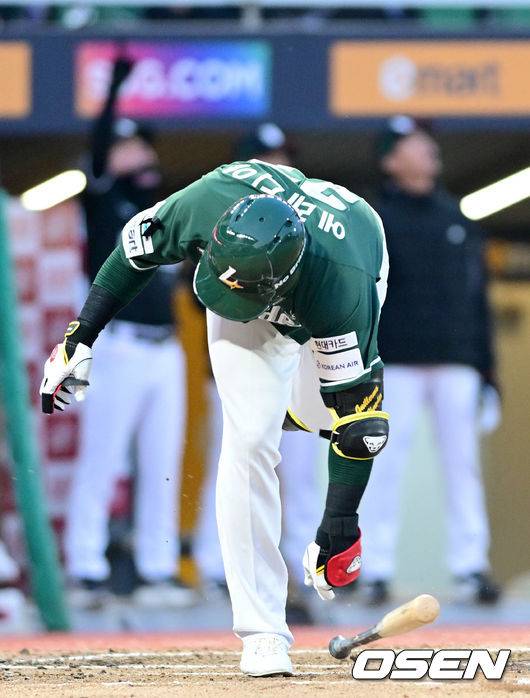 쿠에바스와 신경전을 벌인 에레디아가 1회말 1사 1루 상황에서 내야 뜬공을 치고 배트를 바닥에 내리치고 있다.