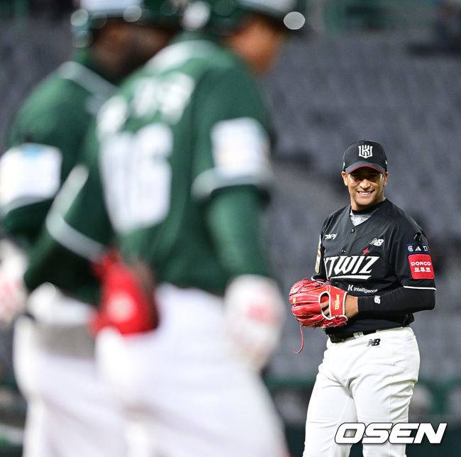 1루로 향하는 에레디아를 바라보며 묘한 웃음을 짓는 쿠에바스.